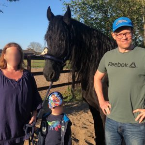 Tobias Jäcker, Gemeinderat für Vechelde, lächelt freundlich in die Kamera. Professionelles Porträtfoto für die politische Arbeit.